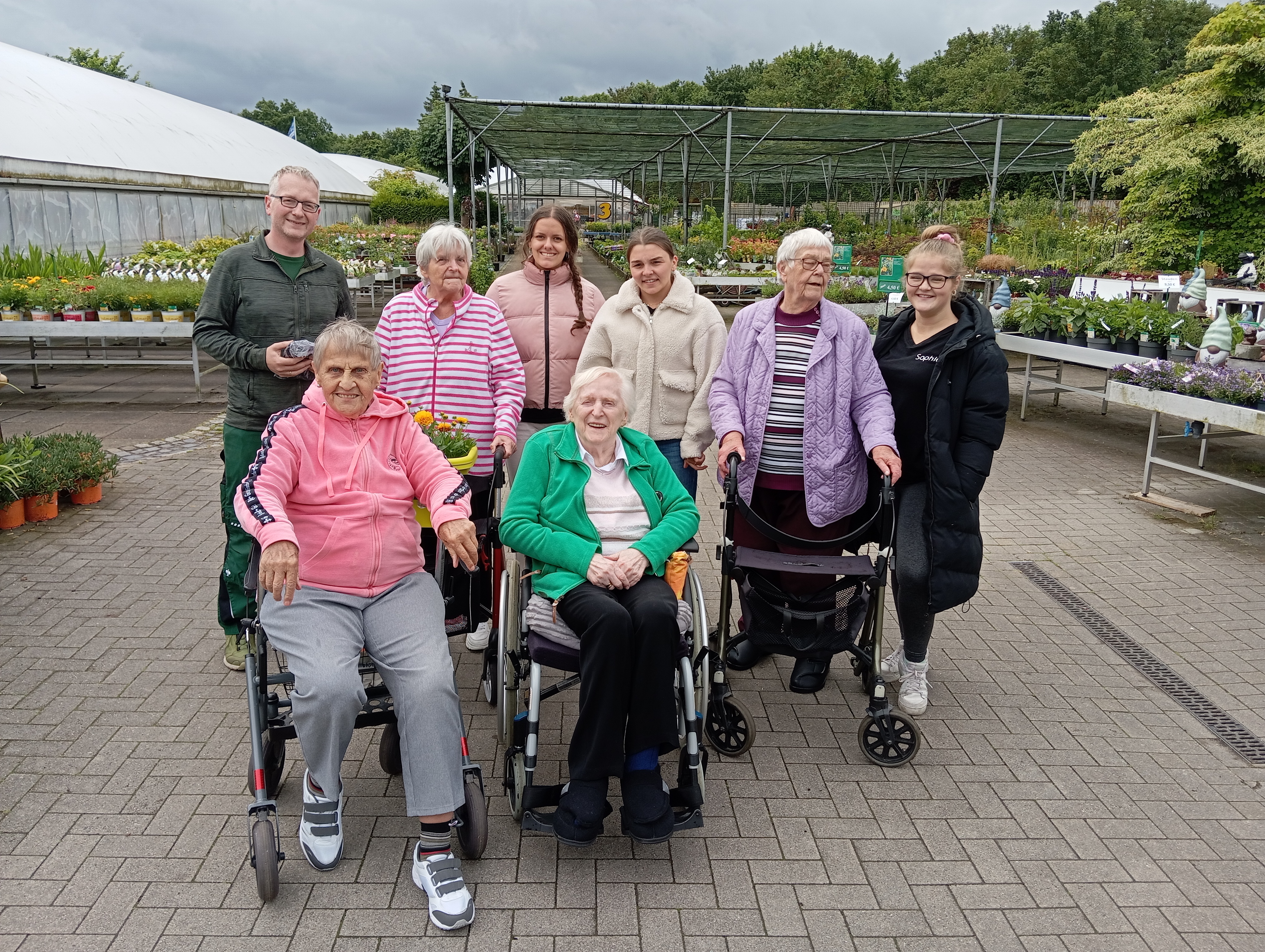 Eine Gruppenfoto im Gartencenter während des Einkaufsbummels.